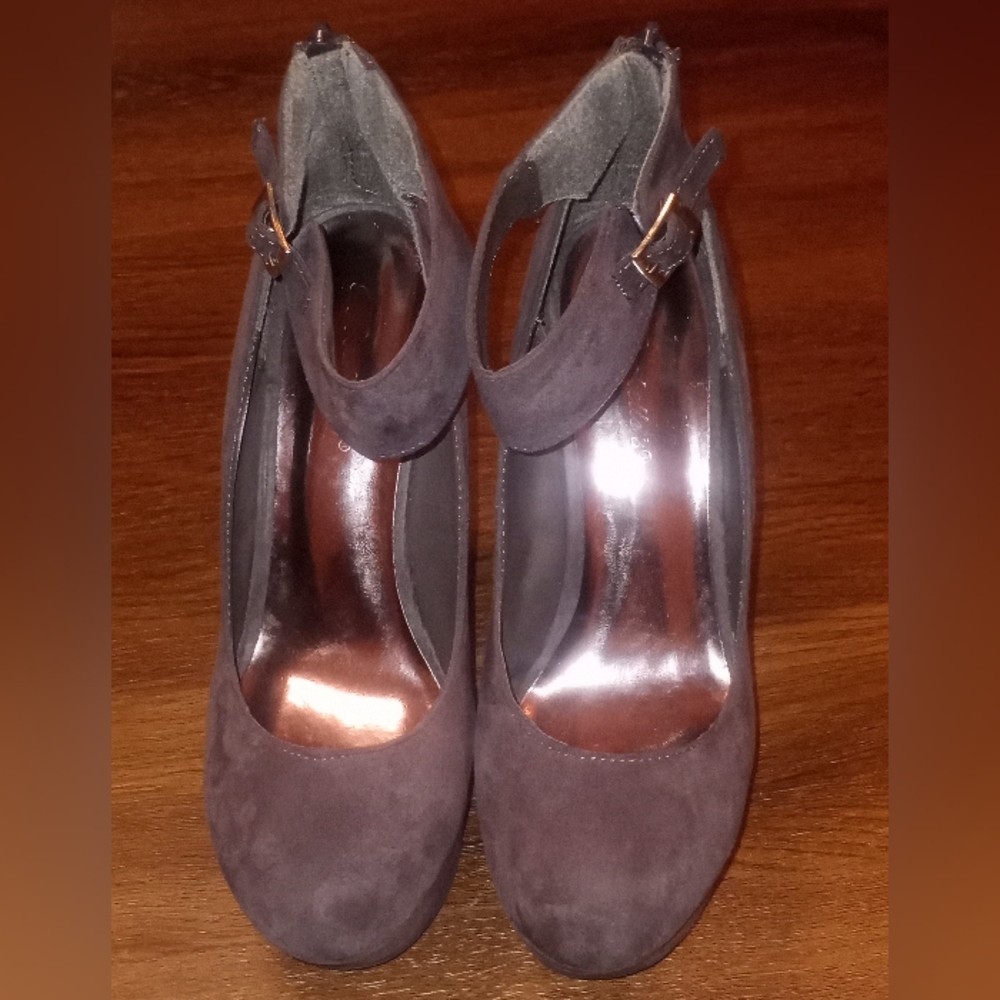 Breckelle's wedge heel with ankle strap in ash gray size 8.5